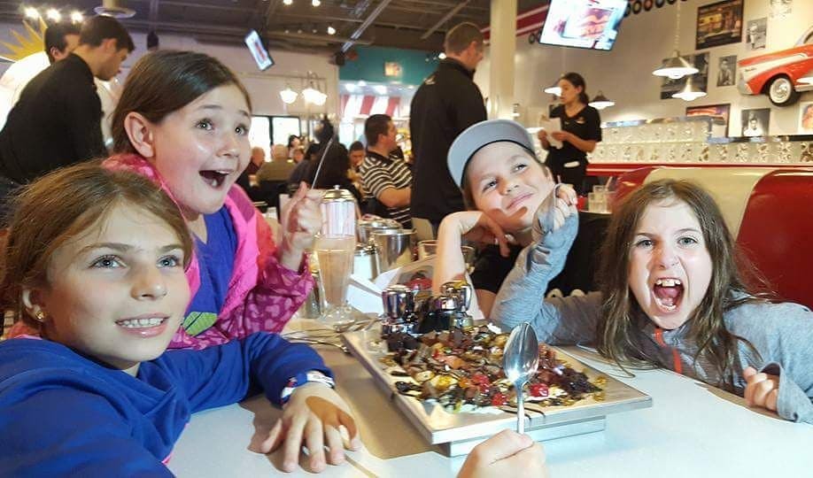 Kids Sharing Ice Cream Kitchen Sink From Jukebox Burgers Bar Laitier